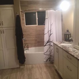 A bathroom with a tub
